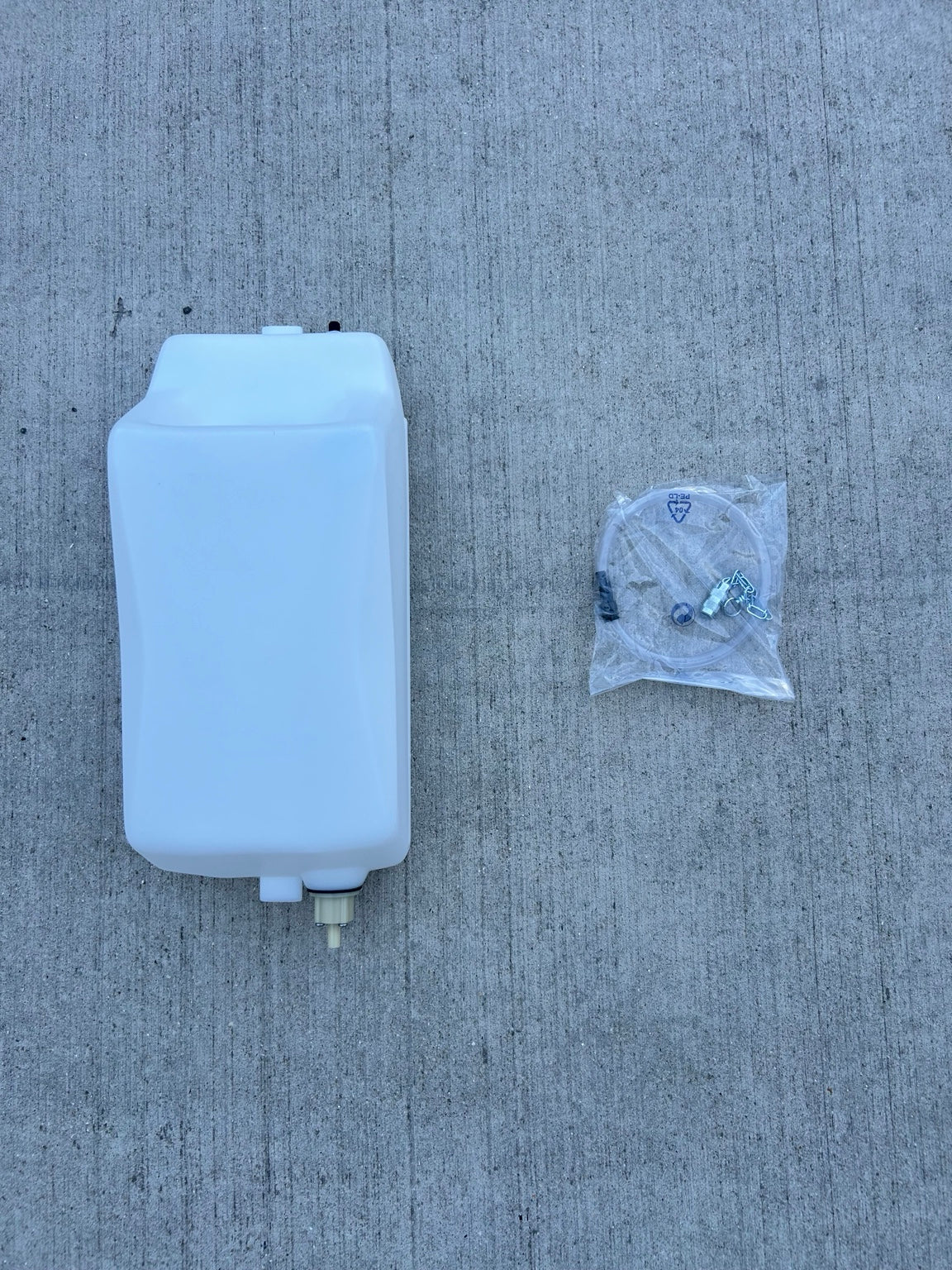 Fluid Reservoir Tank Kit with Hose & Hardware – Translucent HDPE GH3143